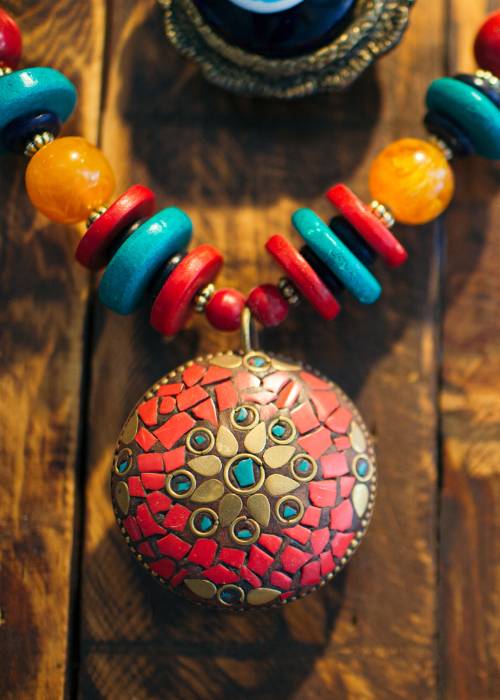 collar hecho a mano piedras