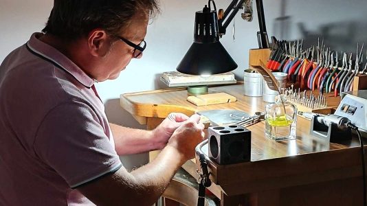 joyero artesanal trabajando